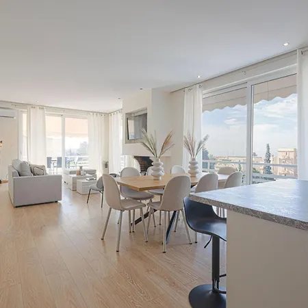 Luxurious 3-bedroom Seaside Retreat Fully Renovated In 2025 Apartment *